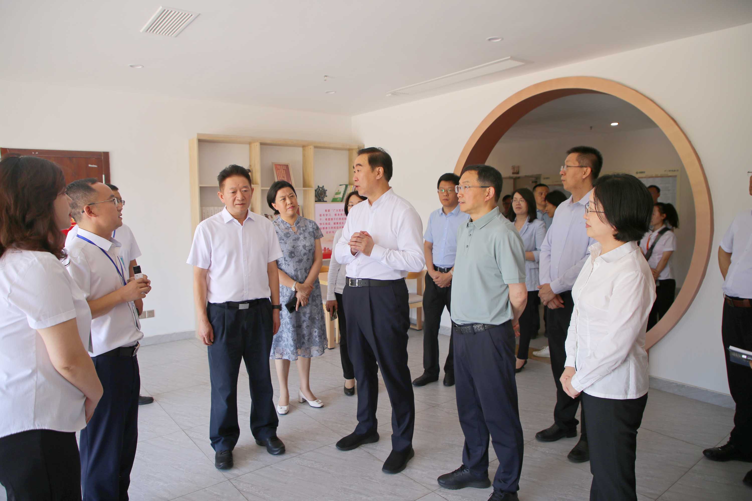 全國人大教科文衛(wèi)委副主任委員、農(nóng)工黨中央專職副主席楊關林視察春江酒城嘉苑