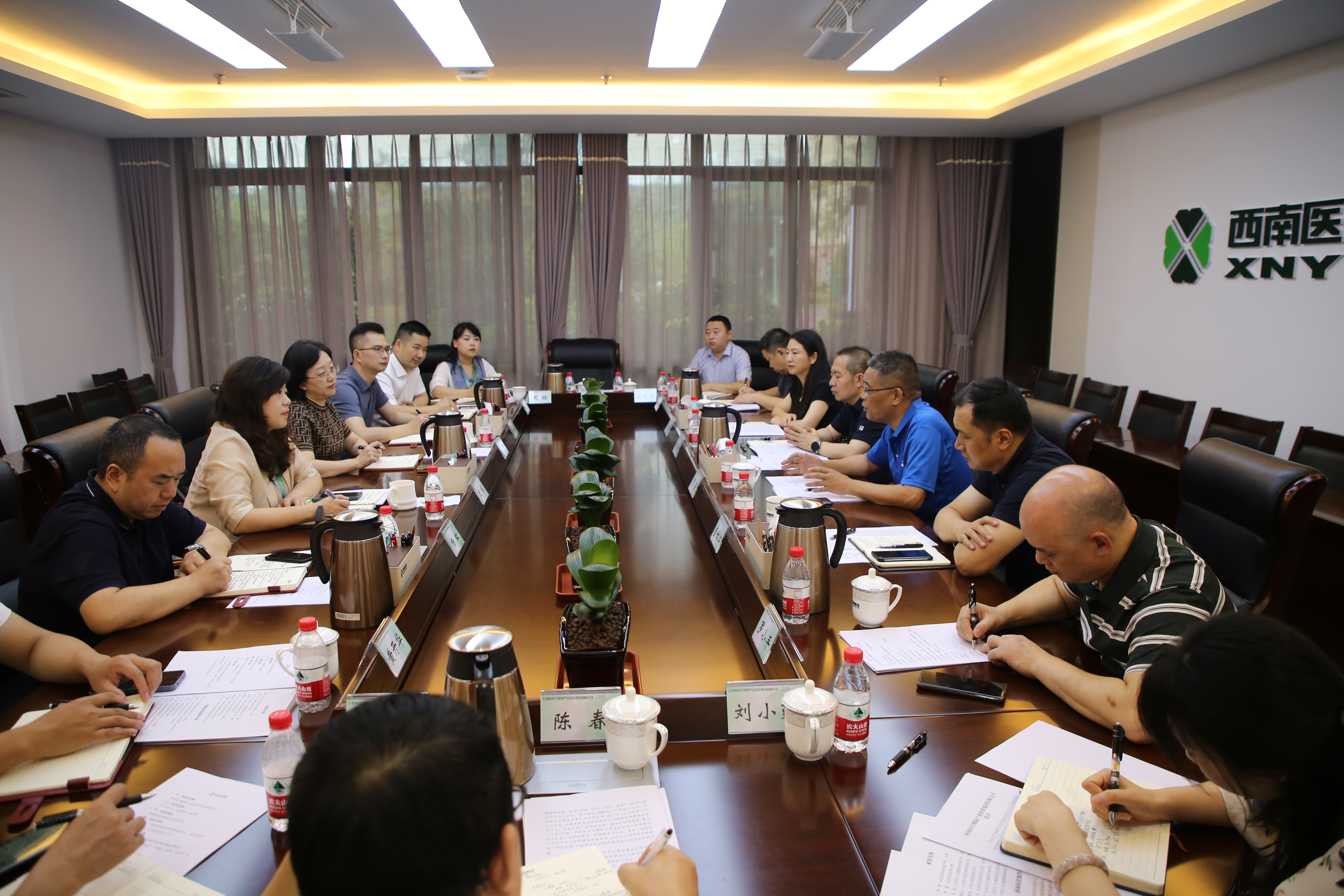 江陽區(qū)政協(xié)黨組書記、主席楊雷率隊調(diào)研西南醫(yī)投集團
