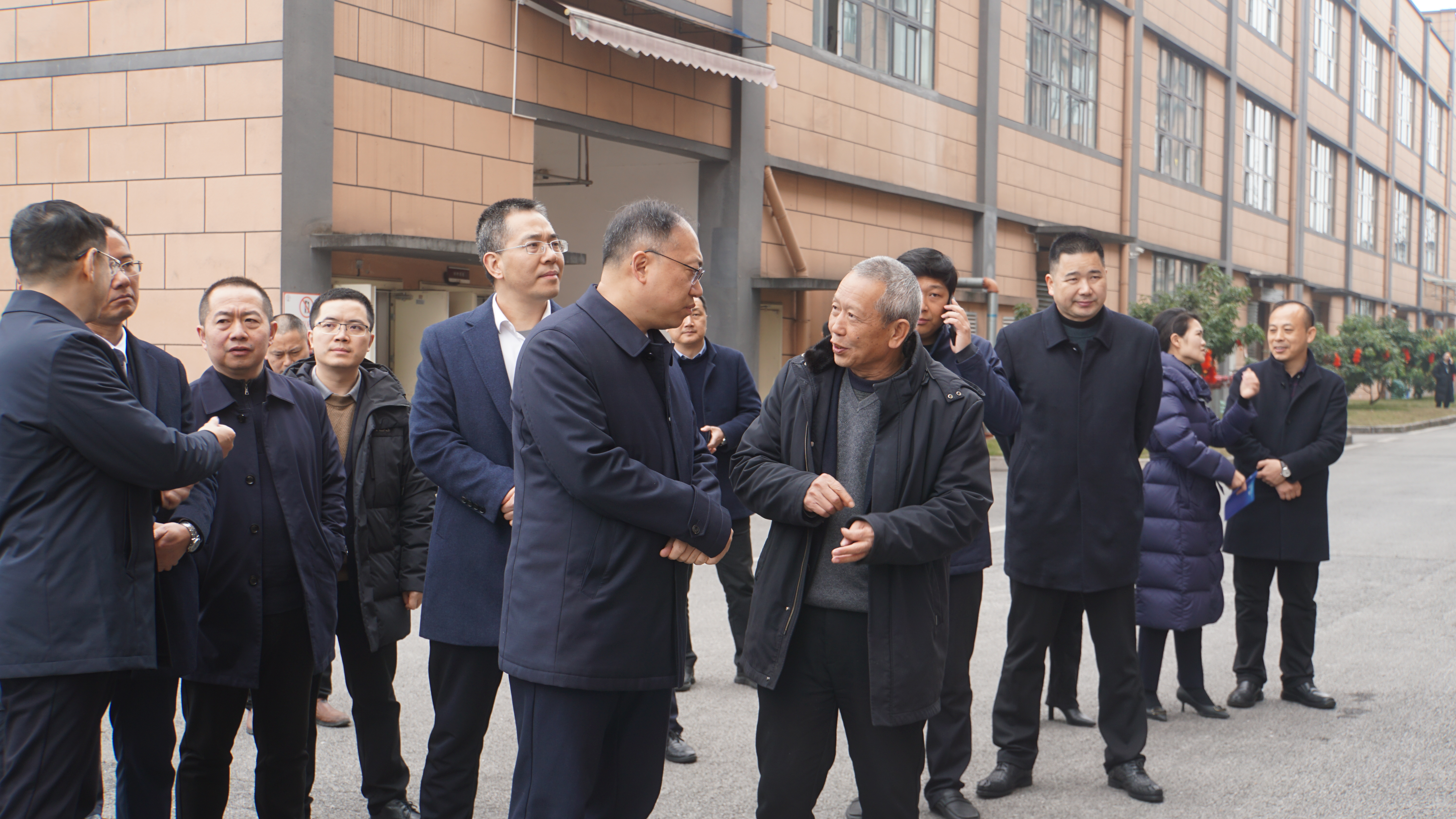 瀘州市市委常委、江陽區(qū)委書記郭宏川率30余家企事業(yè)單位調(diào)研天植中藥公司